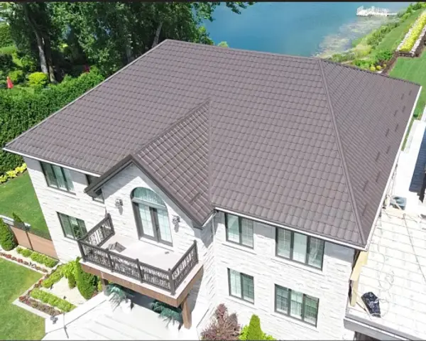 Après — toiture métallique installée