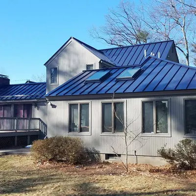 Standing seam roof blue on a single-storey house, Greater Montreal