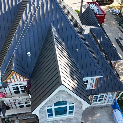 Standing seam roof charcoal, installation in progress, Greater Montreal