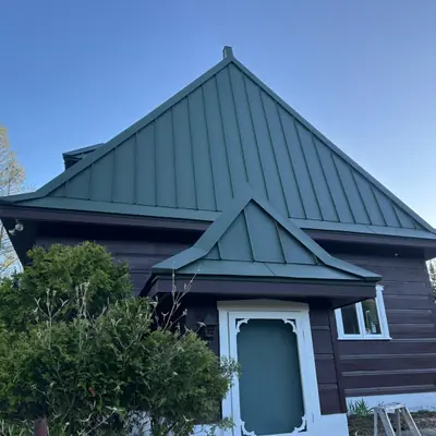 Standing seam roof forest green on a wooden chalet